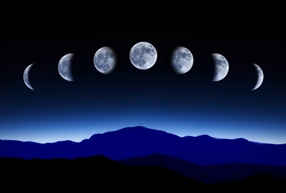 Fazele lunii pe un cer foarte întunecat, luminat cu albastru