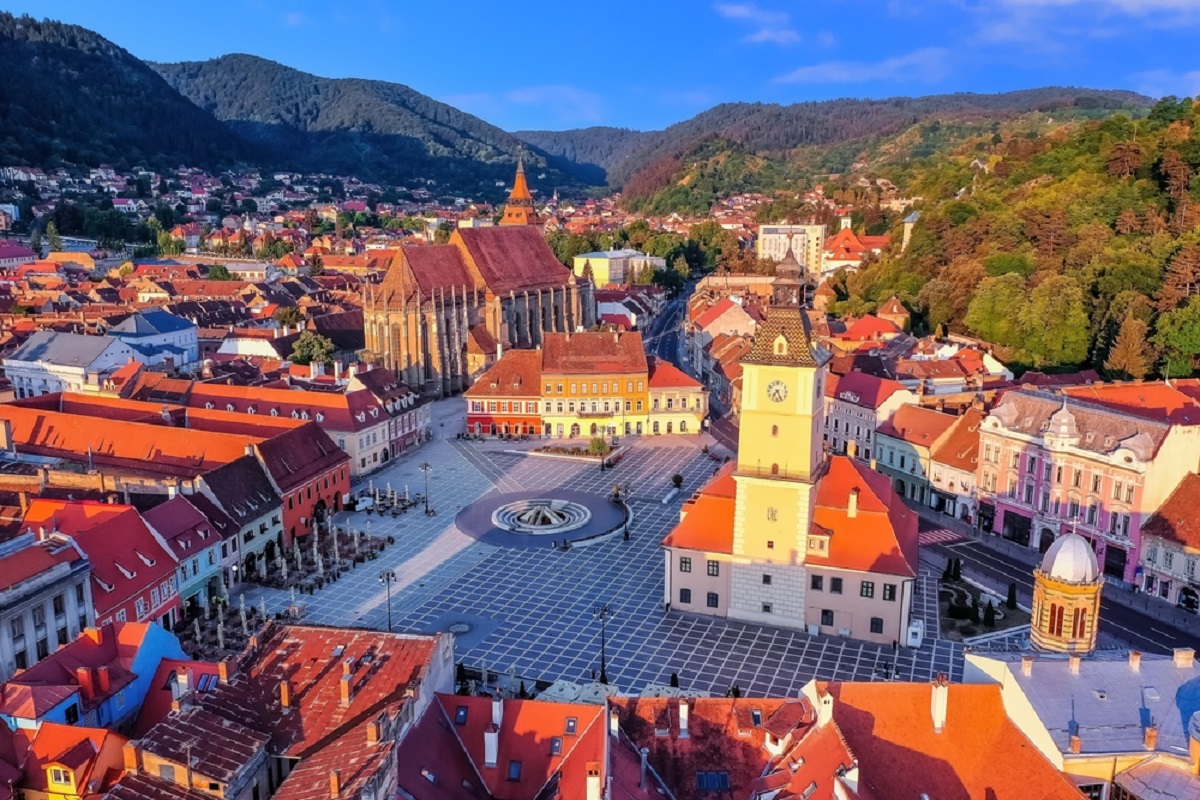 Centrul vechi al orașului Brașov, surprins la răsărit