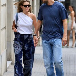 Gerard Pique și Clara Chia în ținute casual în timp ce se plimbă de mână pe stradă