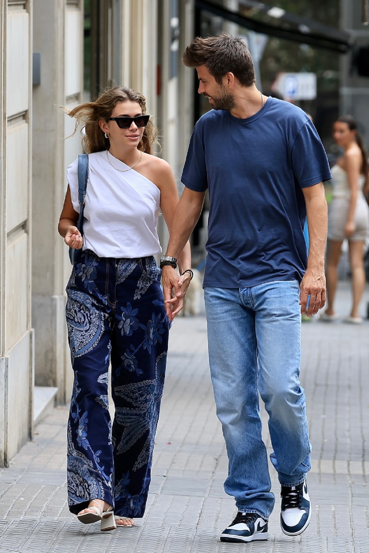 Gerard Pique și Clara Chia în ținute casual în timp ce se plimbă de mână pe stradă