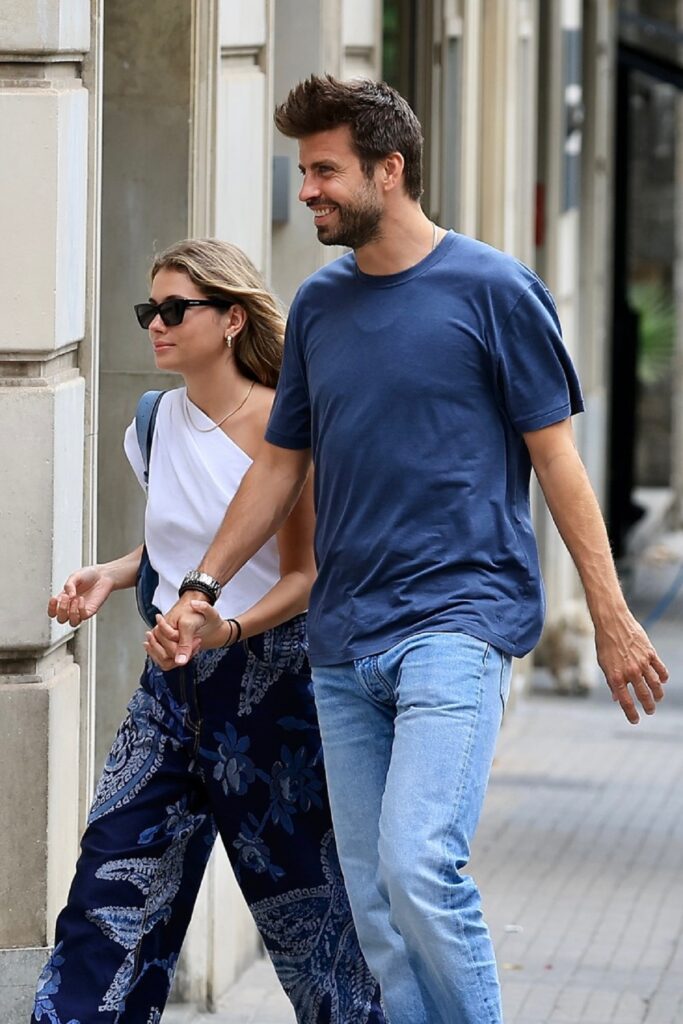 Gerard Pique și Clara Chiar în timp ce se plimbă pe stradă ținându-se de mână