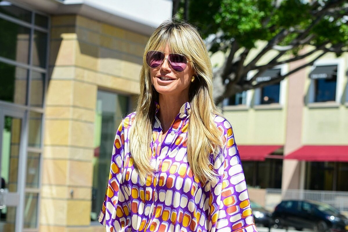 Heidi Klum într-o cămașă colorată pe străzile din Los Angeles