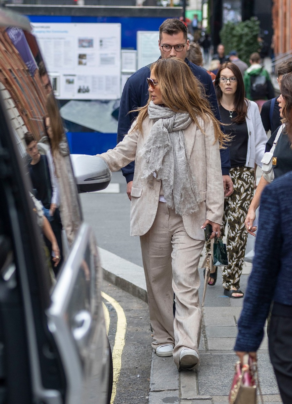 Jennifer Loepz într-o ținută crem în timp ce face cumpărături în Londra