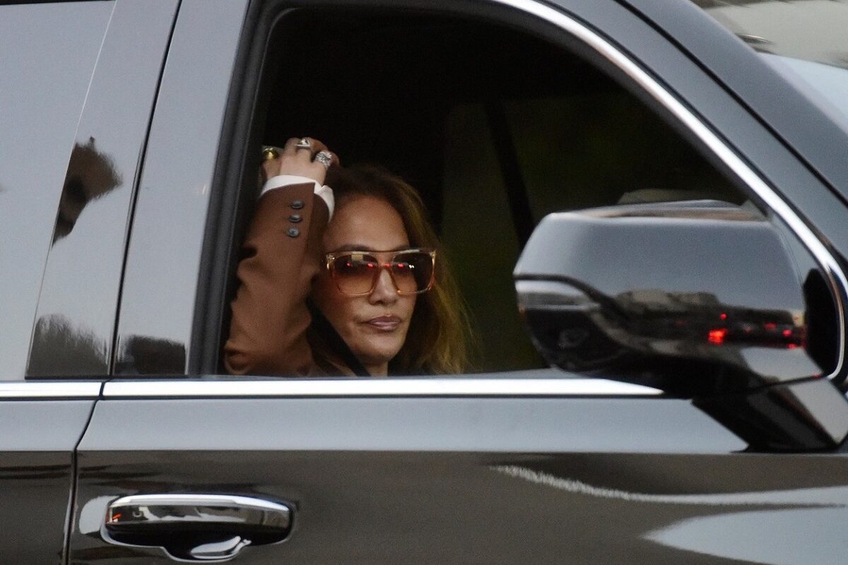 Jennifer Lopez în timp ce așteaptă într-o mașină după întâlnirea de afaceri din Los Angeles
