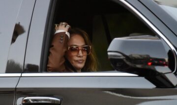 Jennifer Lopez nu renunță la pantofii cu toc. Artista internațională a impresionat la o întâlnire de afaceri din Los Angeles