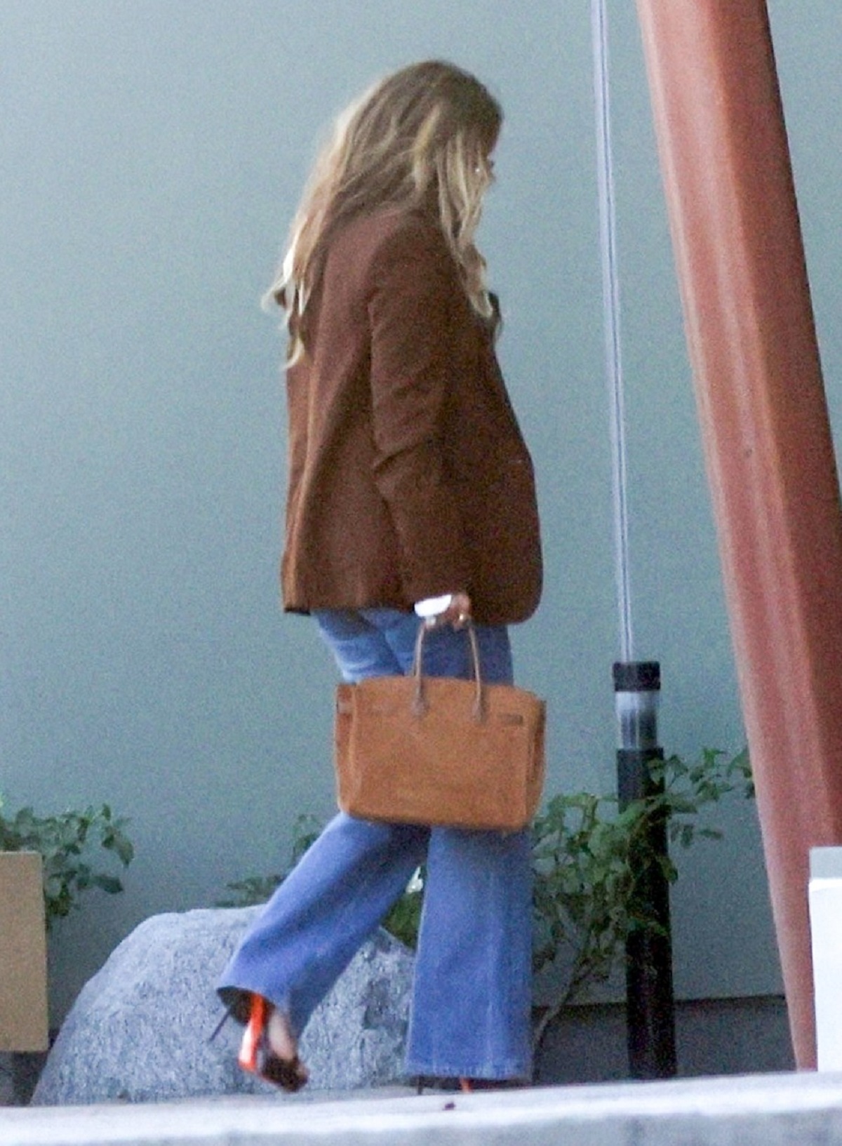 Jennifer Lopez, fotografiată din spate, în timp ce merge la o întâlnire de afaceri din Los Angeles