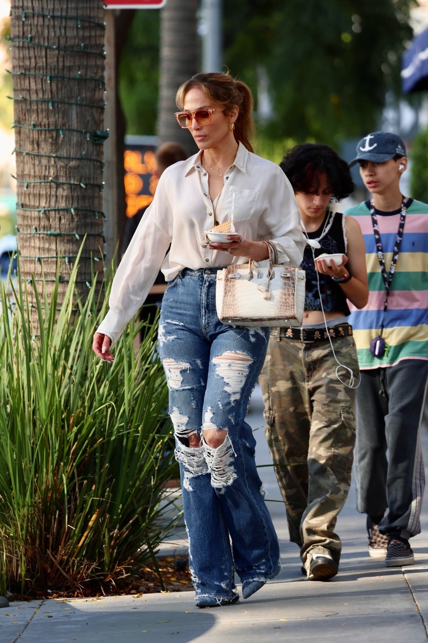 JLo, cu o pereche de blugi rupți și o cămașă, alături de gemenii ei