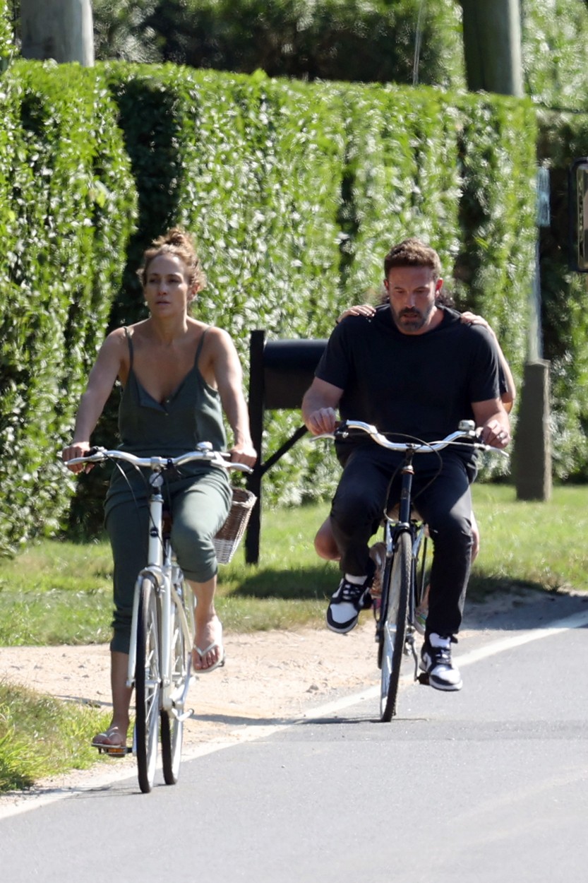 JLo și Ben Affleck, la plimbare cu bicicleta, însoțiți de fiica artistei, Emme