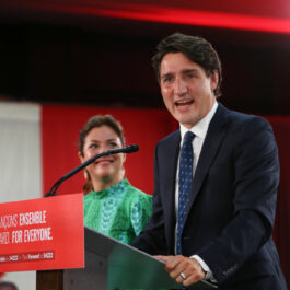Justin Trudeau susține un discurs în noaptea alegerilor și este împreună cu soția sa