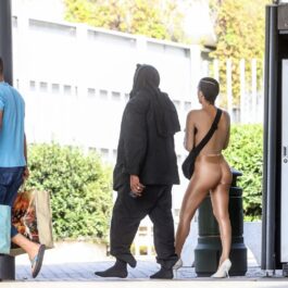 Bianca Censori într-o ținută complet transparentă alăturit de soțul său, Kanye West