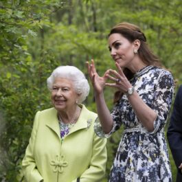 Regina Elisabeta alături de Kate Middleton și Prințul William în timpul unei plimbări din anul 2019