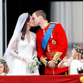 Kate Middleton și Prințul William în timp ce se sărută la balconul Platului Buckingham în ziuna nunții lor pe 29 aprilie 2011