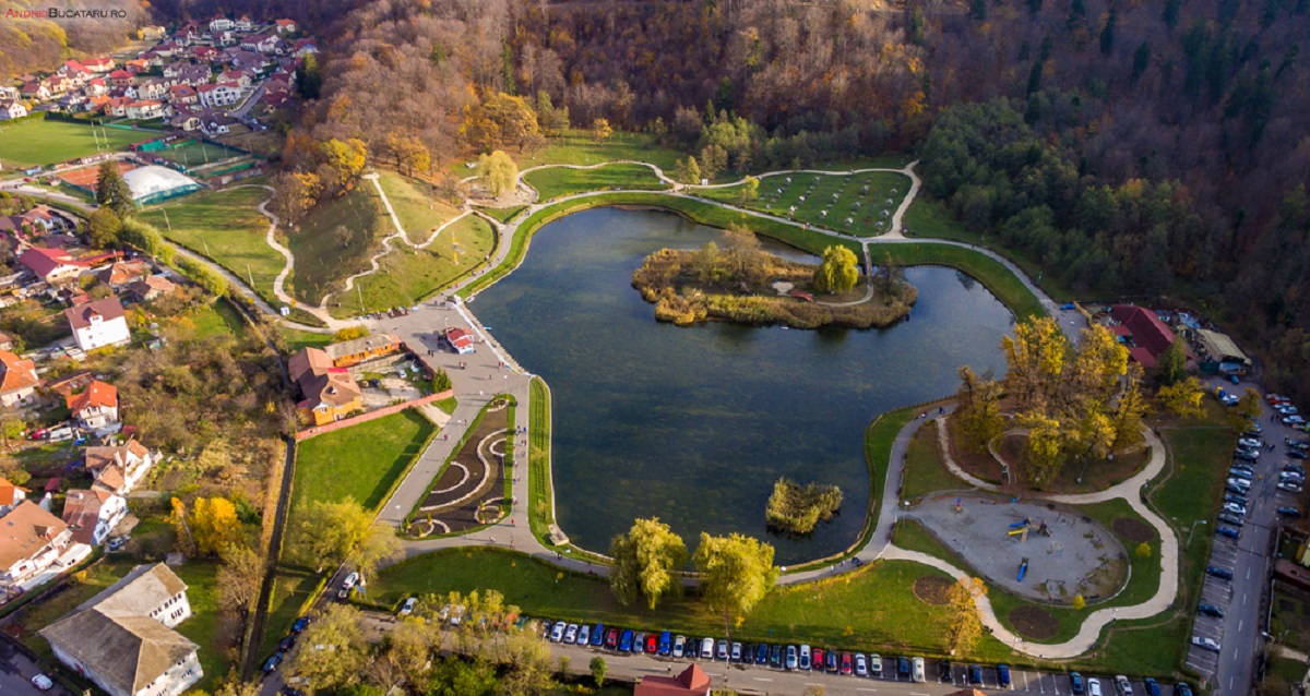 Poză realizată de la înălțime, deasupra Parcului și a Lacului Noua din Brașov