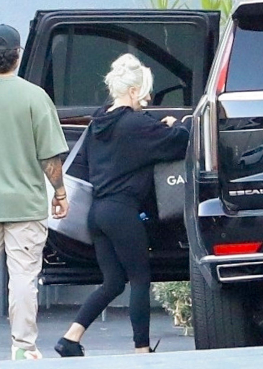 Lady Gaga, într-o ținută sport, de culoare neagră, fotografiată în timp ce urcă în mașină