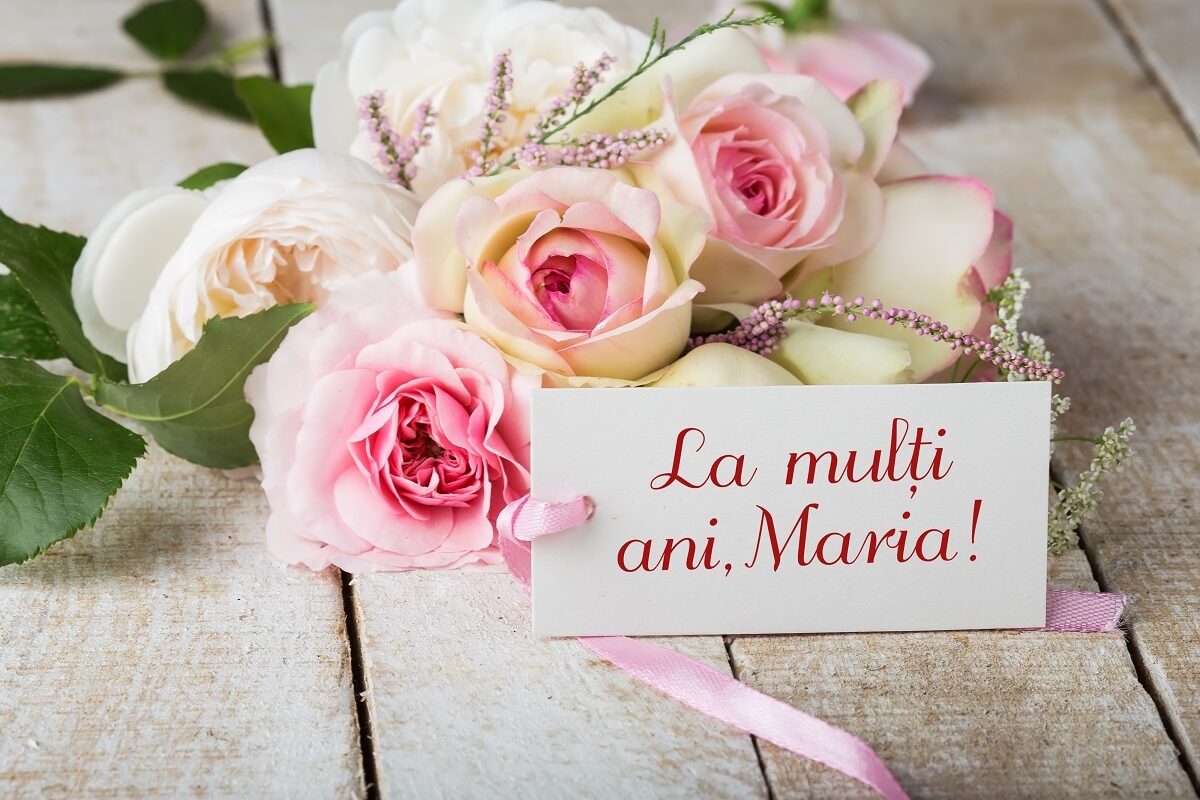 O felicitare de Sânta Maria 2023, alături de un buchet de trandafiri albi cu roz