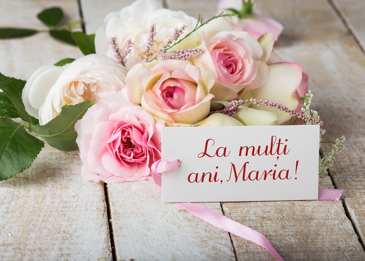 O felicitare de Sânta Maria 2023, alături de un buchet de trandafiri albi cu roz