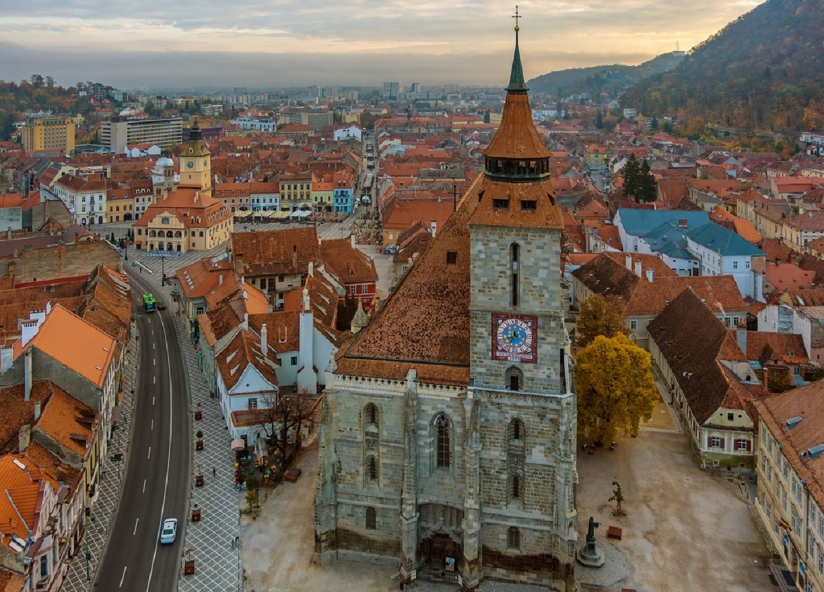 Fotografie în care apare Biserica Neagră din Brașov și clădirile di jurul ei