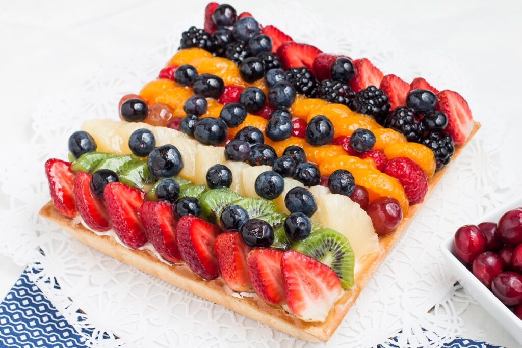 Prăjitura Vis de vară, cu multe fructe și cremă de vanilie