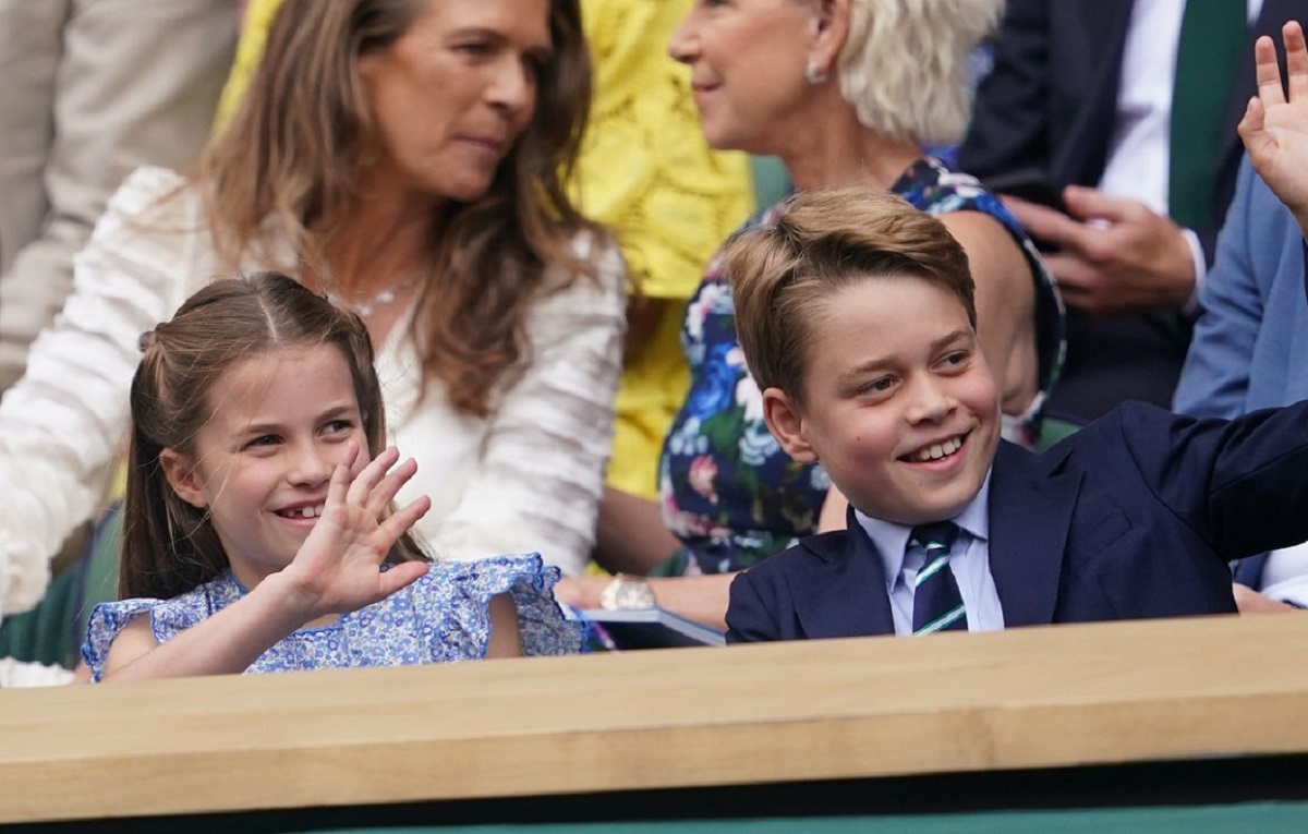 Prințesa Charlotte și Prințul George în timp ce participă împreună la Wimbledon
