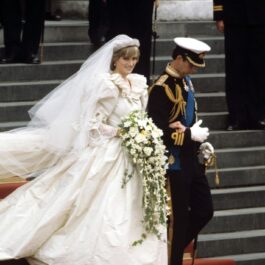 Prințesa Diana, îmbrăcată în rochie de mireasă, alături de Prințul Charles în anul 1981