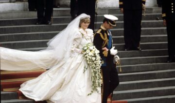 Prințesa Diana, îmbrăcată în rochie de mireasă, alături de Prințul Charles în anul 1981