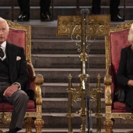 Regina Camilla și Regele Charles în timpul unei întâlniri oficiale cu Parlamentul în anul 2022