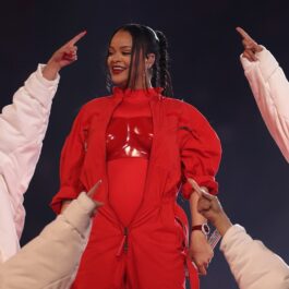 Rihanna într-un costum roșu în timp ce cântă la Super Bowl 2023