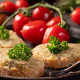 Trei felii de pâine pe care este servită salata de vinete gătită cu un ingredient secret