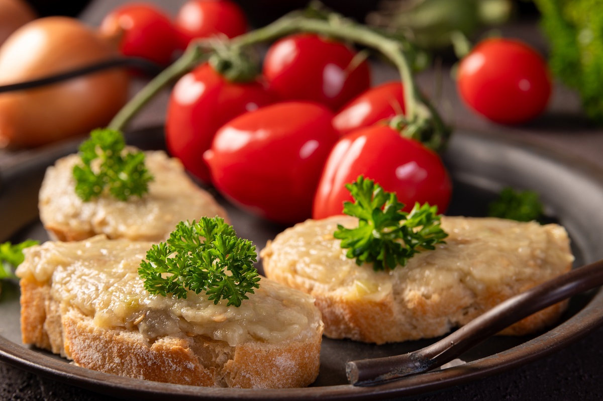 Trei felii de pâine pe care este servită salata de vinete gătită cu un ingredient secret