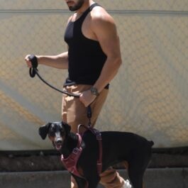 Sam Asghari în timp ce își plimbă câinele
