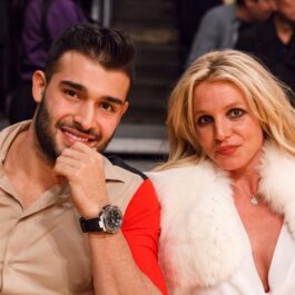 Sam Asghari și Britney Spears în timp ce pozează împreună