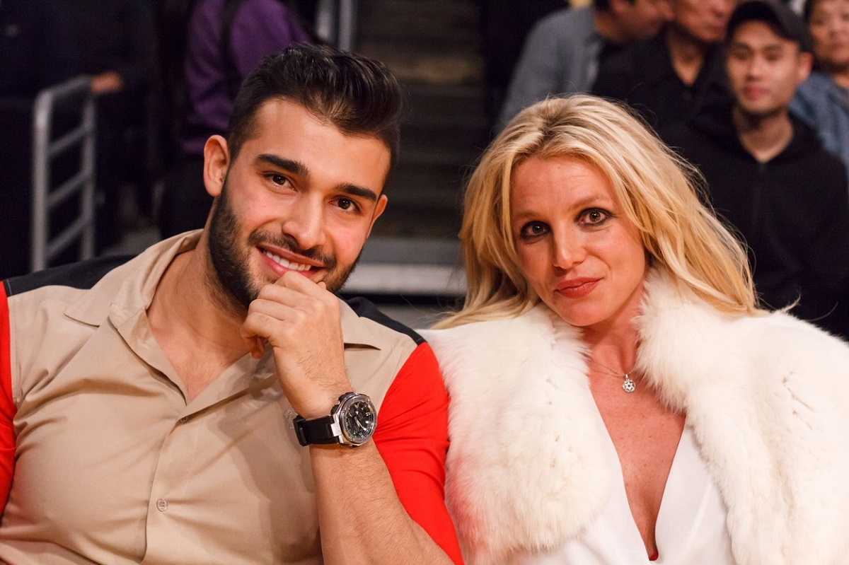 Sam Asghari și Britney Spears în timp ce pozează împreună