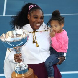 Serena Williams în timp ce își ține în brațe fetița după un meci de tenis