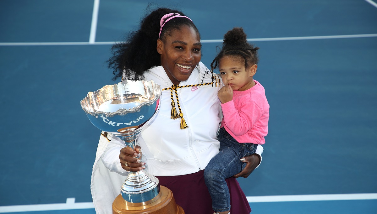 Serena Williams în timp ce își ține în brațe fetița după un meci de tenis