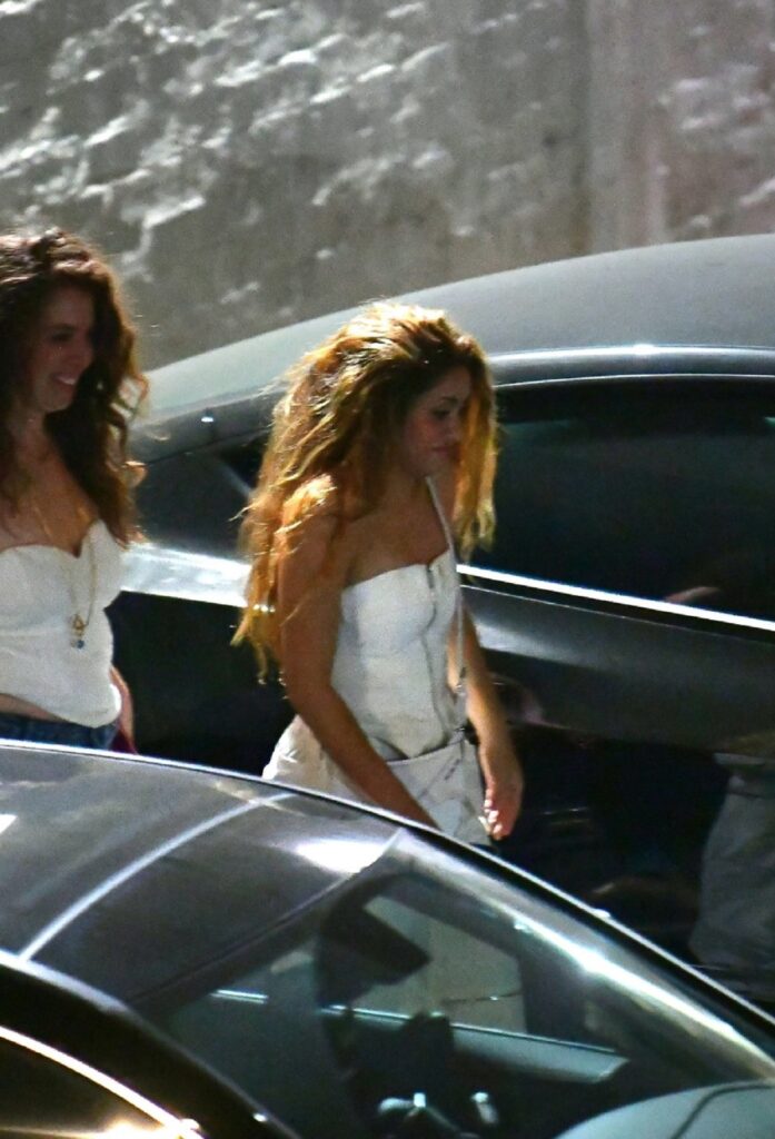 Shakira, într-o parcare din Los Angeles, după ce a petrecut toată seara