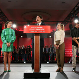 Soții Trudeau împreună pe o scenă, alături de 2 dintre copiii lor