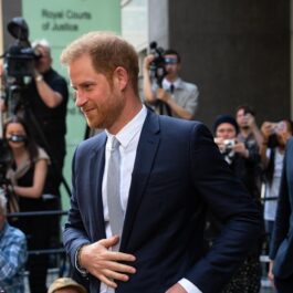 Prințul Harry, într-un costum elegant, în timp ce pleacă de la un tribunal din Londra
