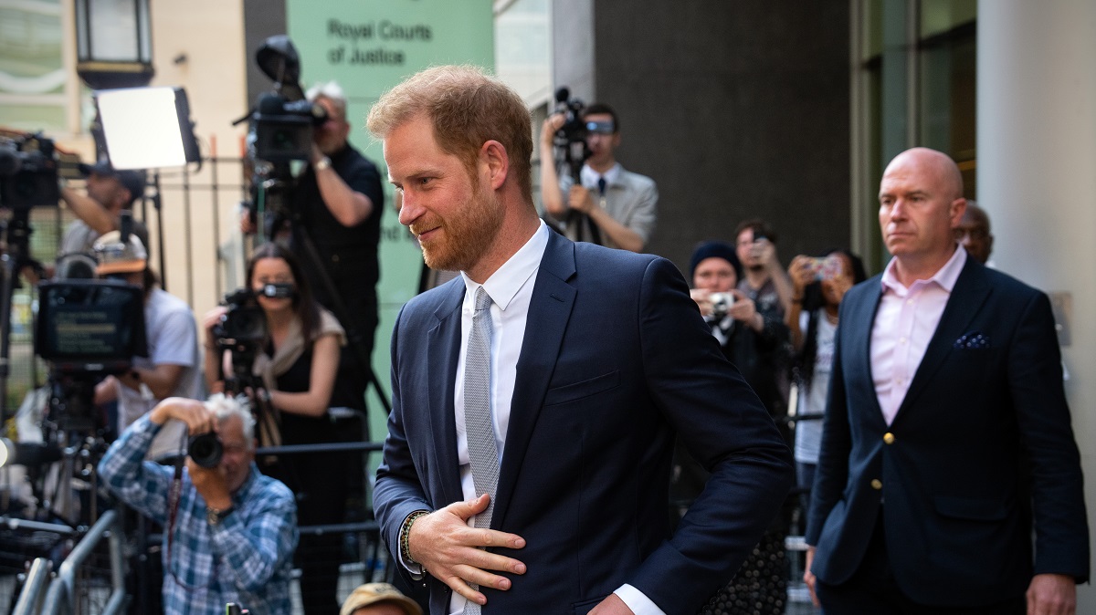 Prințul Harry, într-un costum elegant, în timp ce pleacă de la un tribunal din Londra