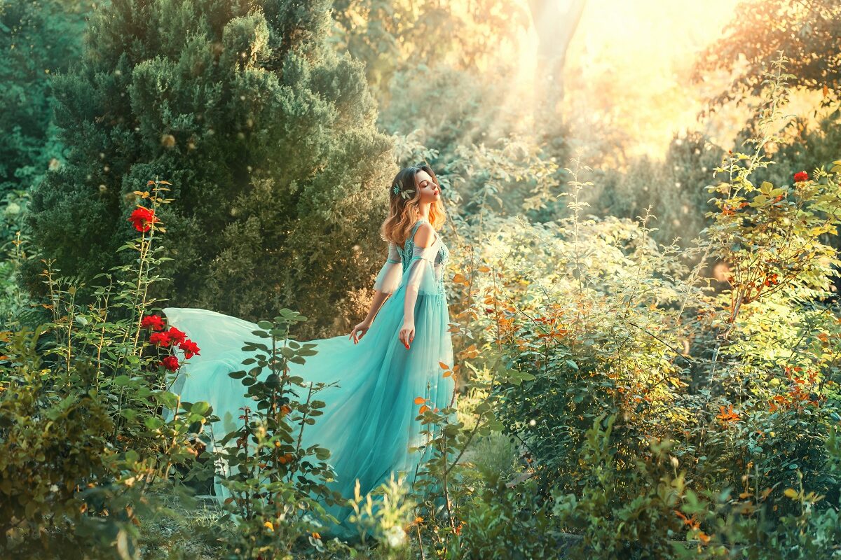 O femeie frumoasă, într-o pădure, care ilustrează care este zodia lunii septembrie