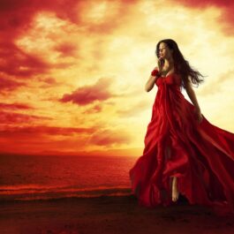 O femeie frumoasă cu o rochie roșie care reprezintă una dintre cele trei zodii impulsive