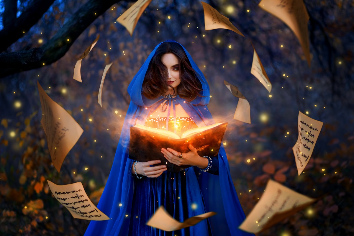 o femeie frumoasă care poartă o pelerină albastră și ține în mână o carte cu mai multe pagini pentru a ilustra una dintre cele trei zodii înțelepte