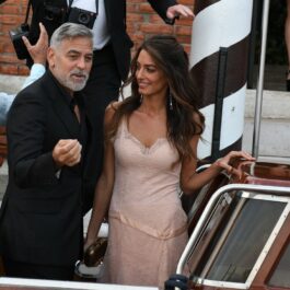 George Clooney își face soția să râdă în timp ce urcă într-o gondolă în Veneția