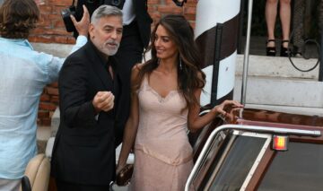 George Clooney își face soția să râdă în timp ce urcă într-o gondolă în Veneția