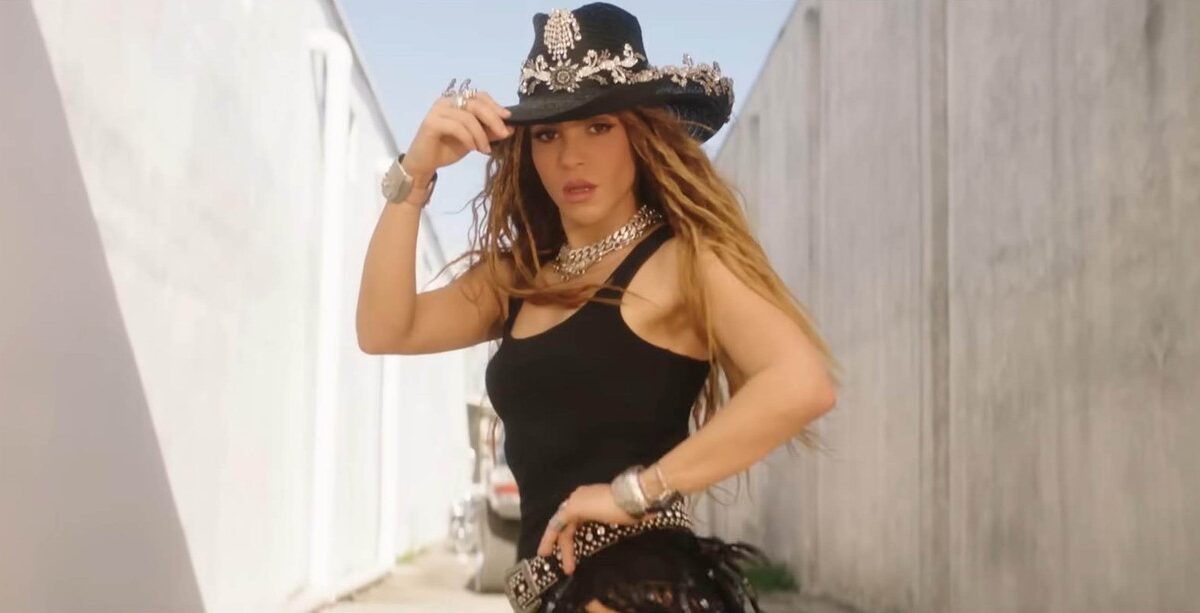 Shakira, cu o pălărie de cowboy și un maiou negru