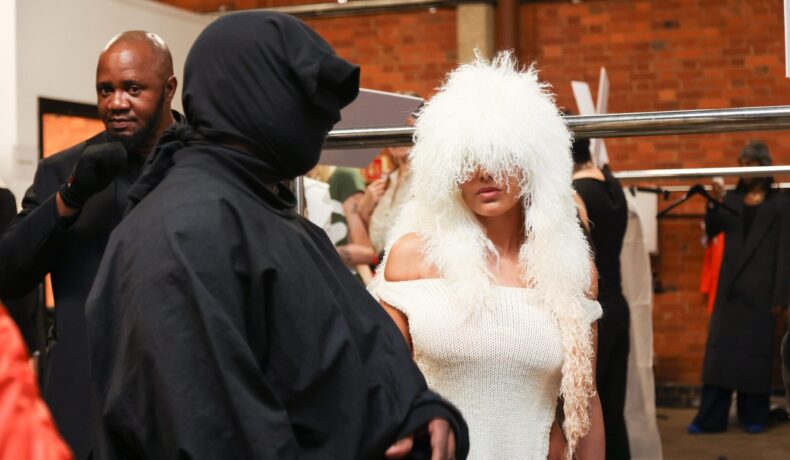 Bianca Censori și Kanye West, cu fața acoperită, al Săptămâna Modei din Londra
