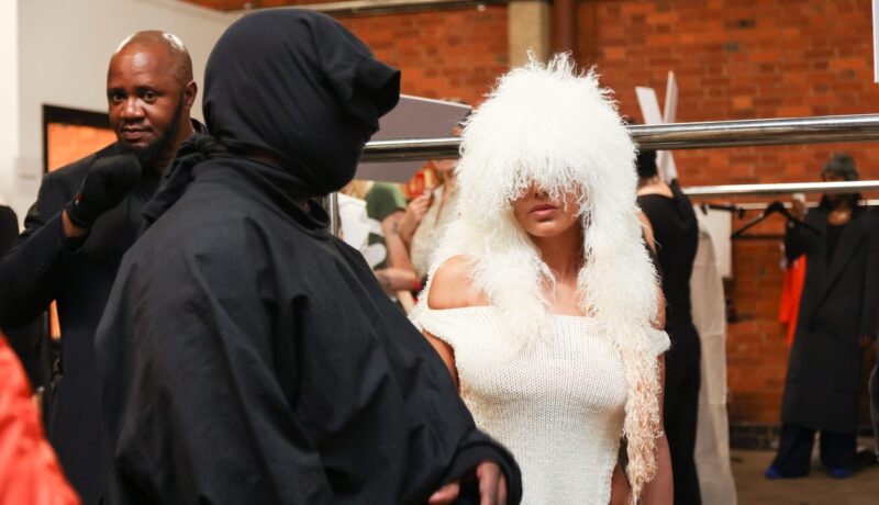 Bianca Censori a fost fotografiată de Kanye West în timpul pregătirilor pentru Săptămâna Modei de la Londra. Imaginile recente au stârnit din nou controverse