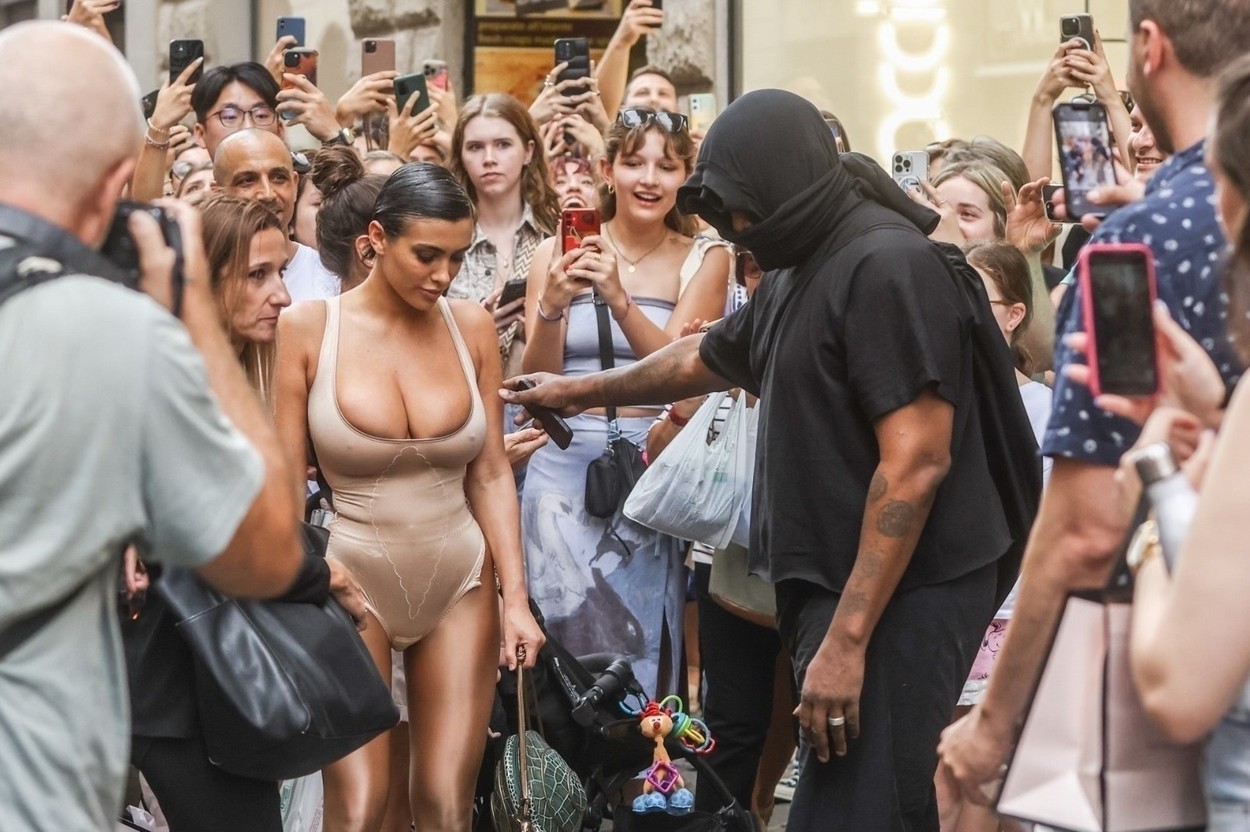 Kanye West aranjează ținuta soției sale, în plină stradă