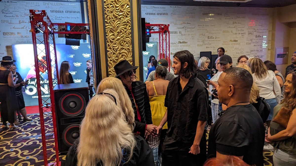 Blanket Jackson a interacționat cu fanii tatălui său într-un local din Las Vegas și, la un moment dat, a dat mâna cu un bărbat care îl impersona pe regretatul Rege al Muzicii Pop