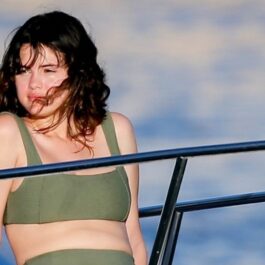 Selena Gomez poartă un costum de baie kaki, din două piese și se bronzează la bordul unui iaht de lux