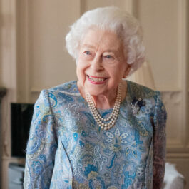 Regina Elisabeta, într-o rochie cu imprimeu, de culoare albastră